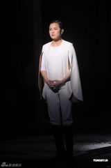 组图：《贾宝玉》首轮结束 何韵诗谢幕亲吻女演员