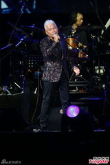 组图：巫启贤睽违九年台湾开唱 感动全场