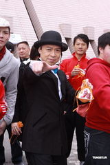 组图：詹瑞文出席街头合唱活动 复古造型鬼马十足