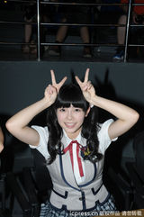 组图：SNH48亮相上海嘟嘴卖萌 与粉丝一一握手