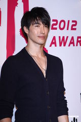 组图：林俊杰获票选人气男艺人 谢谢周杰伦相挺