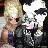 组图：55岁麦当娜携男友庆生 穿着豪放姿势撩人