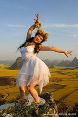 幻灯图集：芙蓉姐姐油菜花地里演绎花一样的女人