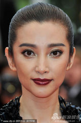 组图：李冰冰戛纳走红毯 深V长裙简约性感