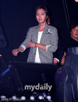 组图：张根硕将亚洲巡演 出席活动献飞吻