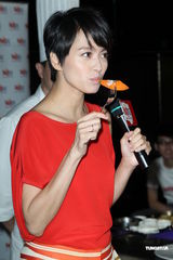 组图：梁咏琪秀厨艺 曝与老公品红酒