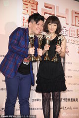 组图：林忆莲获最佳国语女歌手 常石磊代领