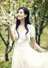组图：戴娇倩初春白裙写真 清新脱俗仙气飘飘