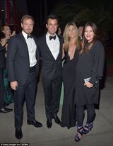 组图：安妮斯顿深V风骚露胸 与未婚夫现身时尚派对