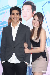 组图：杨丞琳出席新戏首映会 “醉”爱张孝全