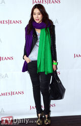 组图：GirlsDay清新亮丽 白智英彩色围巾亮眼