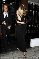 组图：凯特莫斯夫妇情侣装出街 黑衣乱发心情不佳