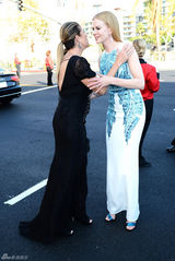 组图：妮可-基德曼亮相 贴身长裙身材高挑