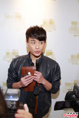 组图：f(x)队长宋茜柔美亮相　抹胸装性感可人