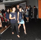 组图：董洁被围堵表情尴尬 助理解围伸手阻挡