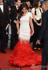 组图：《爱》戛纳首映 科尔白底红尾裙别具一格