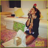 组图：蕾哈娜红鼻子驯鹿妆 平安夜派对搞怪