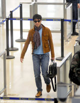 组图：王力宏携娇妻现身机场 低调出行不秀甜蜜