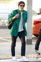 组图：韩星权相佑赴美参加时装展 绿衫潇洒帅气