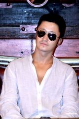 高清组图：周诗雅新碟发布秀浅沟 吴京黑超现身支持