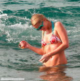 组图：希尔顿与男友鸳鸯浴 海滩戏水被搂蛮腰