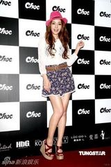 幻灯图：星野亚希亮相春夏新品发布会 俏皮短裙装