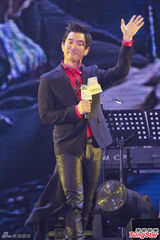 组图：任贤齐自愧腹肌不如张家辉 遭梁汉文投诉