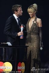 组图：蕾哈娜获全英国际最佳女歌手 破烂大T秀美腿