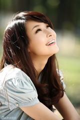 组图：李曼拍摄田园写真 “氧气美女”清新动人