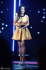 组图：杨钰莹黄金甲连衣裙主持 上围激增秀美腿