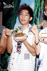 飞轮海化身列车长 带海外粉丝体验铁道之旅(图)