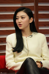 组图：《警察故事》刘烨贫嘴聊捉贼 景甜赞成龙