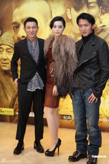 组图：《新少林寺》上海宣传 范冰冰皮草披肩展华贵