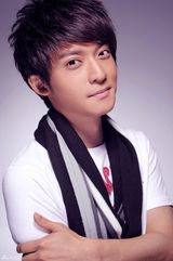 组图：花美男陈威翰曝紫色调小清新写真