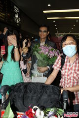 组图：郑少秋遇疯狂女粉丝 太太面露不悦