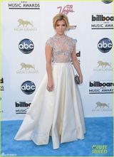 组图：女星红毯竞艳 泰勒秀美背洛佩兹深v真空