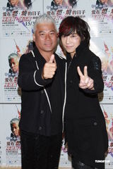 组图：巫启贤邰正宵红馆齐献唱 为灾民祈福