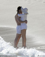 奥利维亚携未婚夫沙滩湿身肉搏 野性陶醉忘我