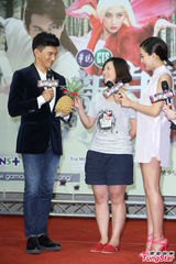 组图：吴奇隆马苏为新戏宣传粉丝热情接机