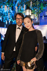 组图：范文芳出席活动秀美腿 时尚搭配尽显品味