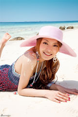 组图：叶熙祺阳光夏日写真 海边尽显俏皮