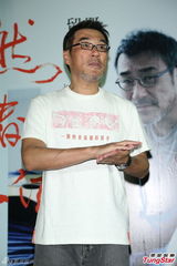 组图：李宗盛桃红衬衫开唱 称林忆莲唱得更好