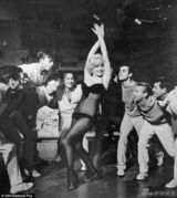 组图：梦露赴派对旧照首曝光 身穿经典露背礼服