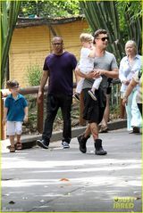 组图：瑞奇马丁携爱子亮相 壮硕身材父爱爆棚