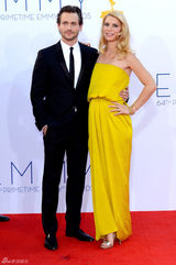 组图：克莱尔-丹尼斯携老公走红毯 荧光色长裙风情万种