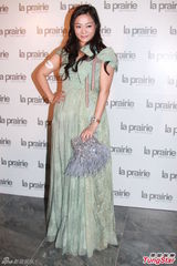 组图：赵式芝再陷同性情 与杨如芯亲密携手亮相