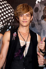 组图：飞轮海签唱会燃“胜利之火” 炎亚纶因病缺席