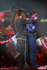 组图：古惑仔五子开唱显本色 伊健小春示爱太太