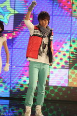 高清：李宇春率天娱群星拍摄跨年MV 齐步向快乐出发