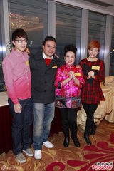 组图：薛家燕借出游了解子女恋情